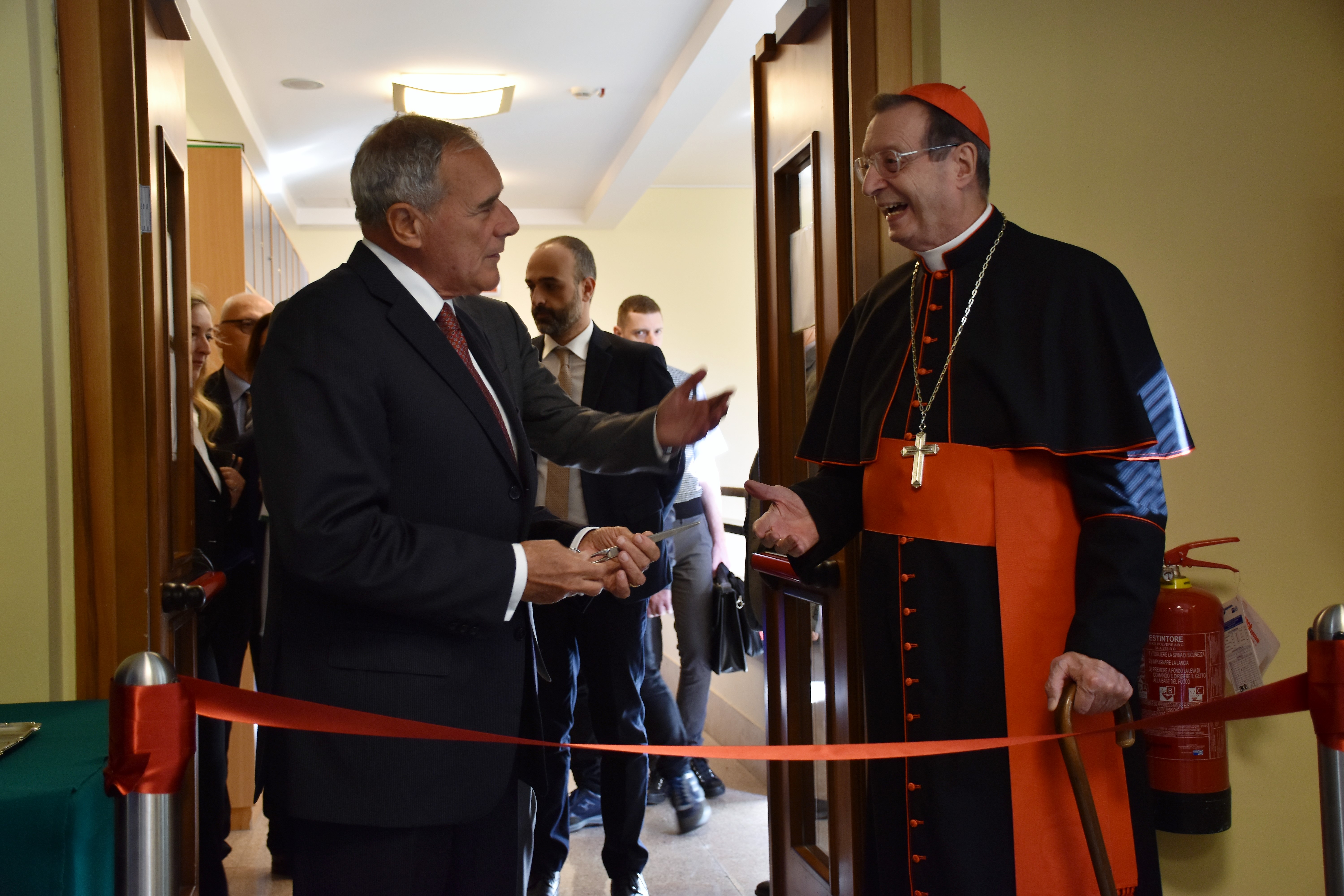 Il cardinale Giovanni Lajolo presenzia alla cerimonia del taglio del nastro Il cardinale Giovanni Lajolo presenzia alla cerimonia del taglio del nastro