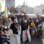 Per presidiare il loro accampamento, i manifestanti non disdegnano anche l’uso di scudi di sicurezza.