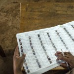 Una delle schede elettorali consegnate ai cittadini per il voto presidenziale in Kenya. Una delle schede elettorali consegnate ai cittadini per il voto presidenziale in Kenya.