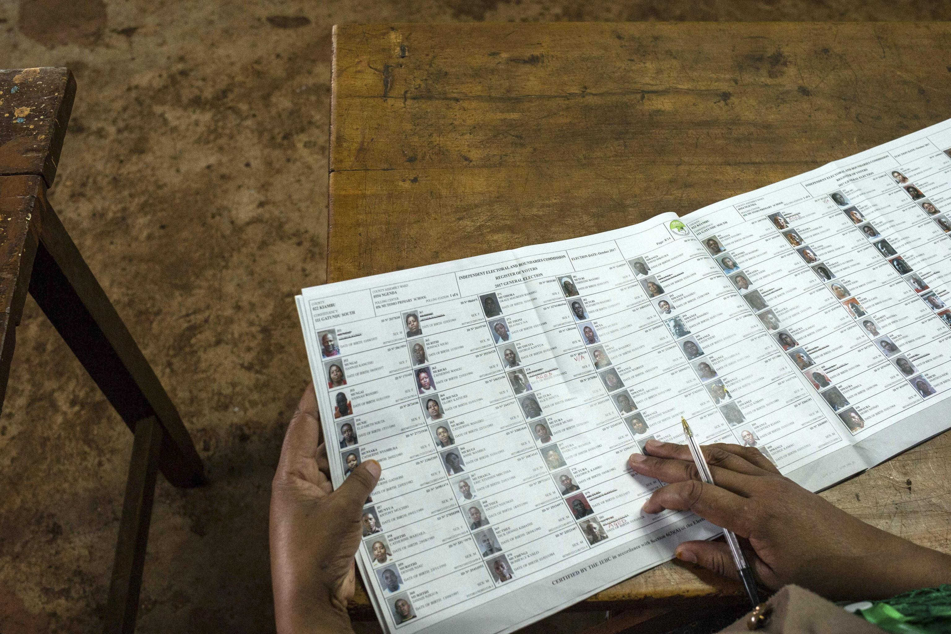 Una delle schede elettorali consegnate ai cittadini per il voto presidenziale in Kenya.