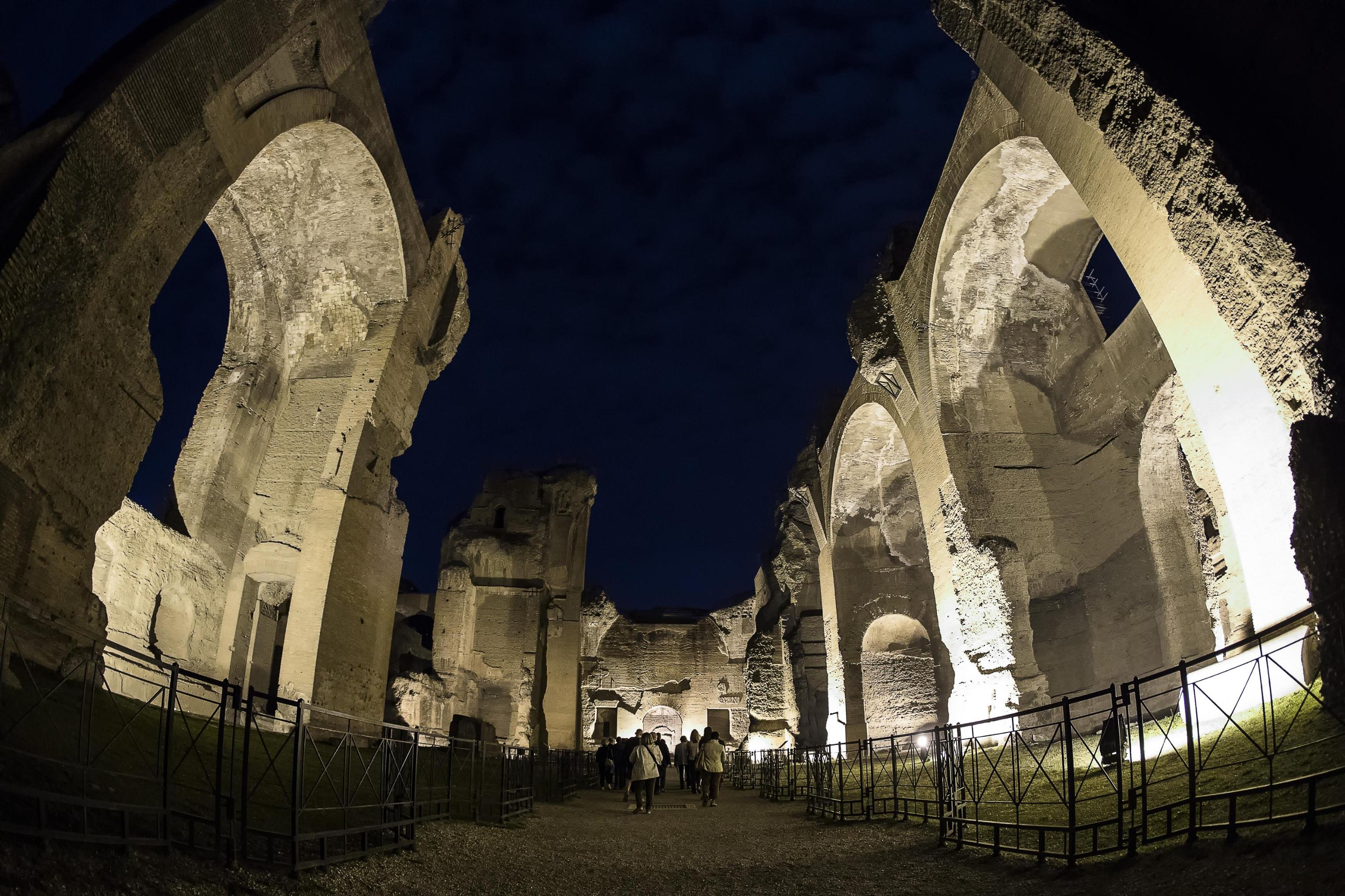 Gli archi delle Terme, alti fino a 37 metri