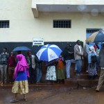 La fila davanti al seggio della scuola primaria Mutomo a Gatundu. Data la prevedibilità del risultato delle elezioni presidenziali sono attesi disordini nei prossimi giorni in Kenya.