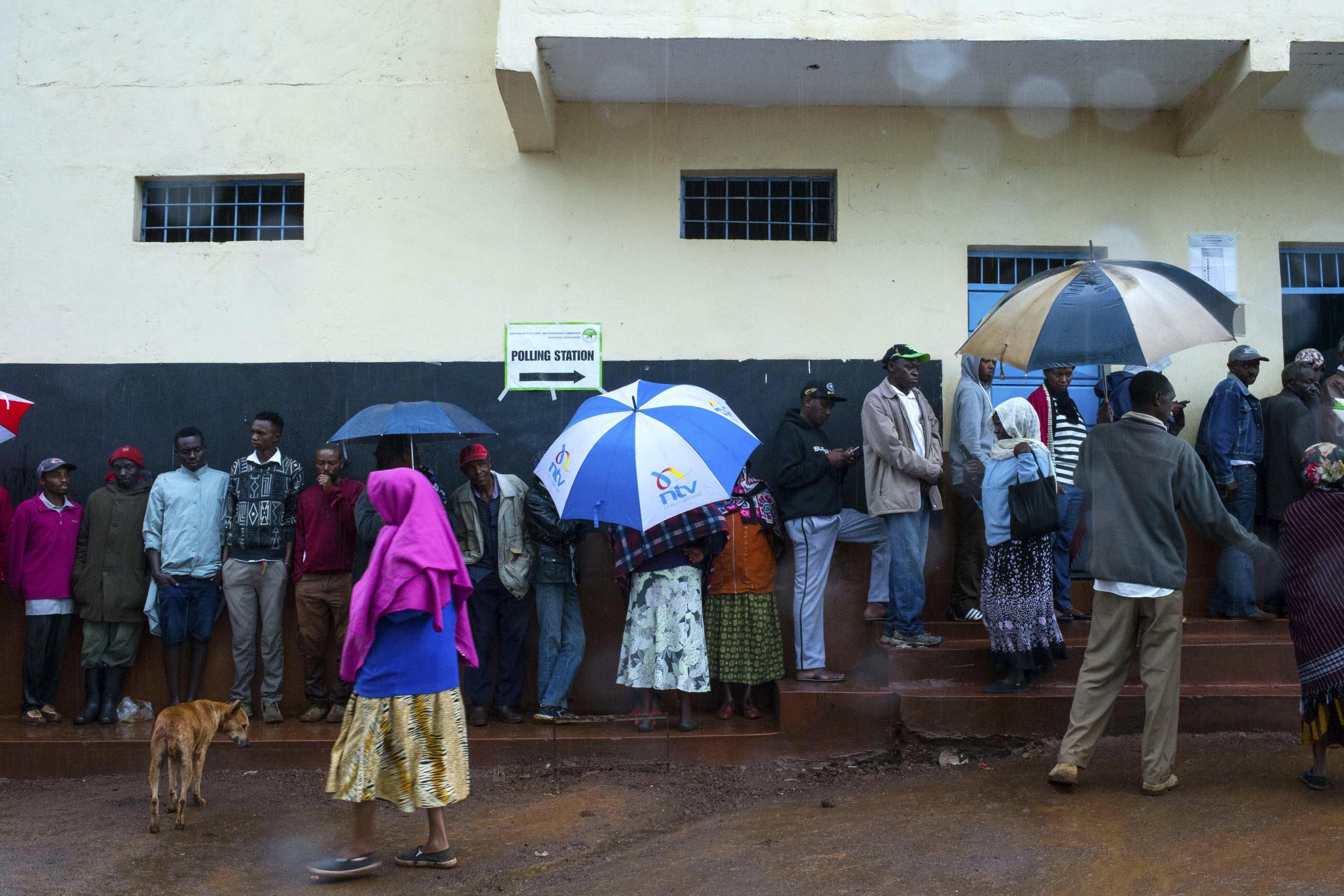 La fila davanti al seggio della scuola primaria Mutomo a Gatundu. Data la prevedibilità del risultato delle elezioni presidenziali sono attesi disordini nei prossimi giorni in Kenya.