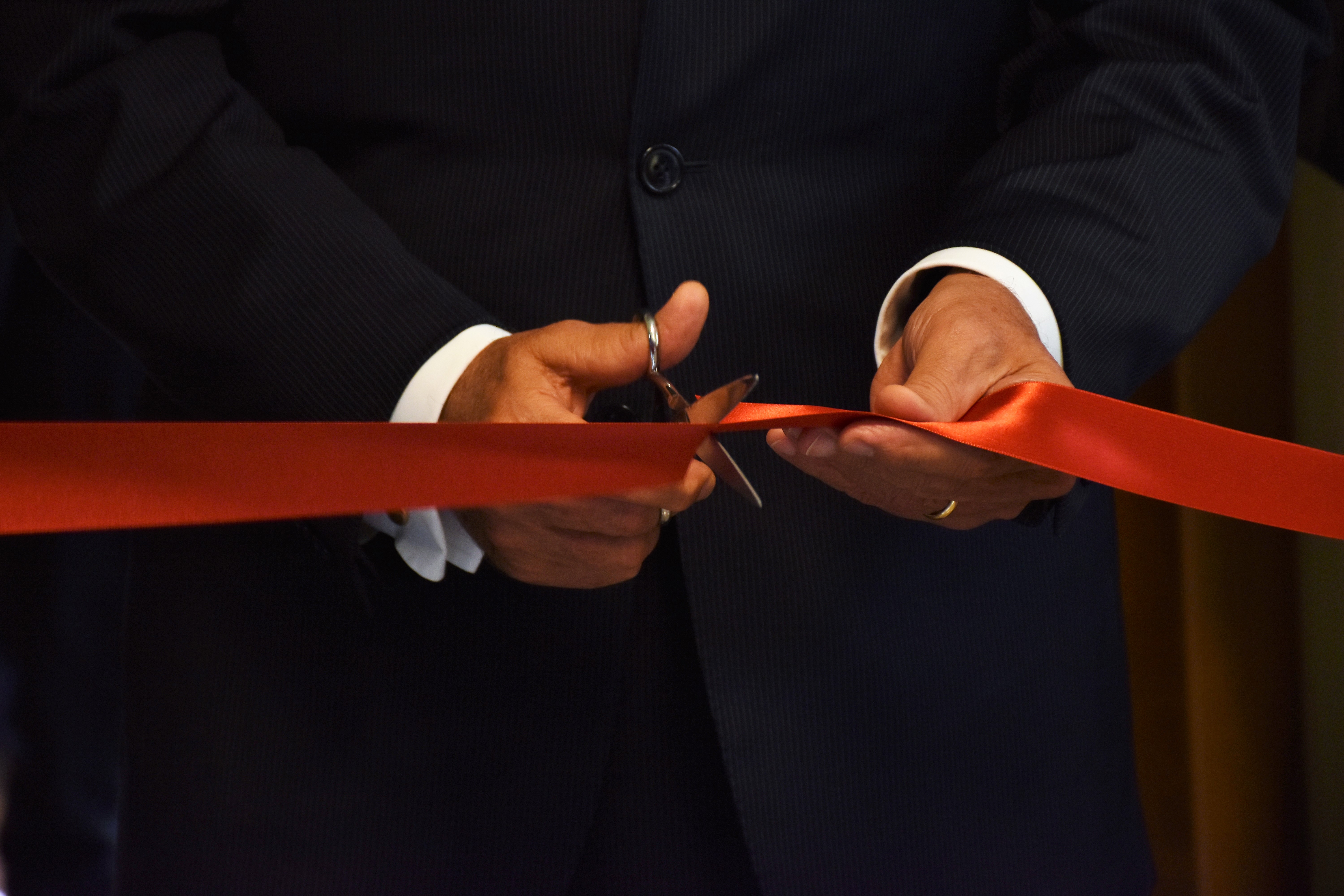 Pietro Grasso procede al taglio del nastro Pietro Grasso procede al taglio del nastro