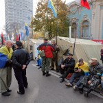 Le tende dei manifestanti lungo via che costeggia il Parlamento