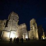 I visitatori passeggiano attraverso i ruderi di Caracalla