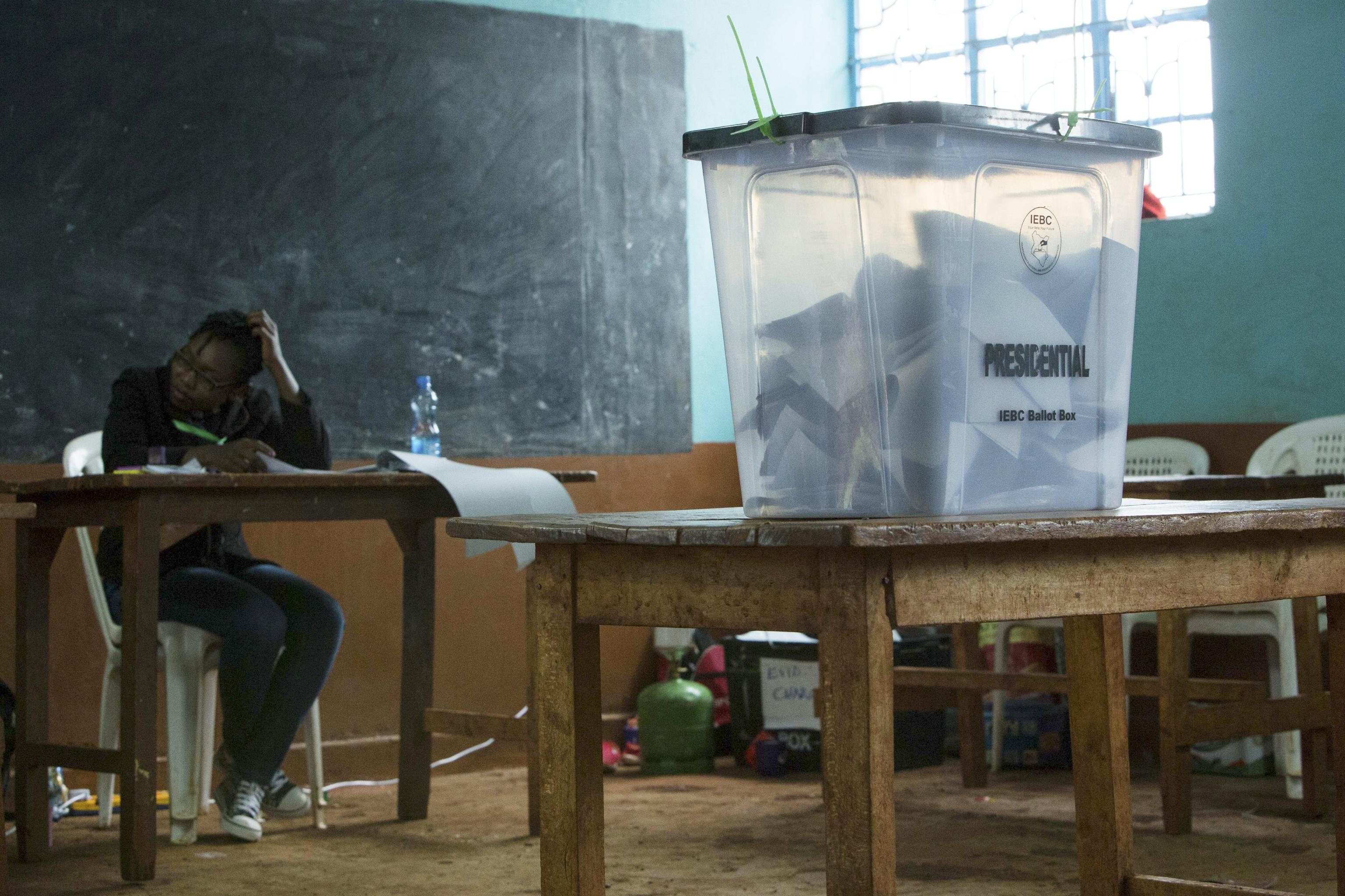 Una delle urne nel seggio della scuola primaria Mutomo a Gatundu in Kenya. Le elezioni presidenziali vedranno probabilmente la riconferma di Uhuru Kenyatta Una delle urne nel seggio della scuola primaria Mutomo a Gatundu in Kenya. Le elezioni presidenziali vedranno probabilmente la riconferma di Uhuru Kenyatta