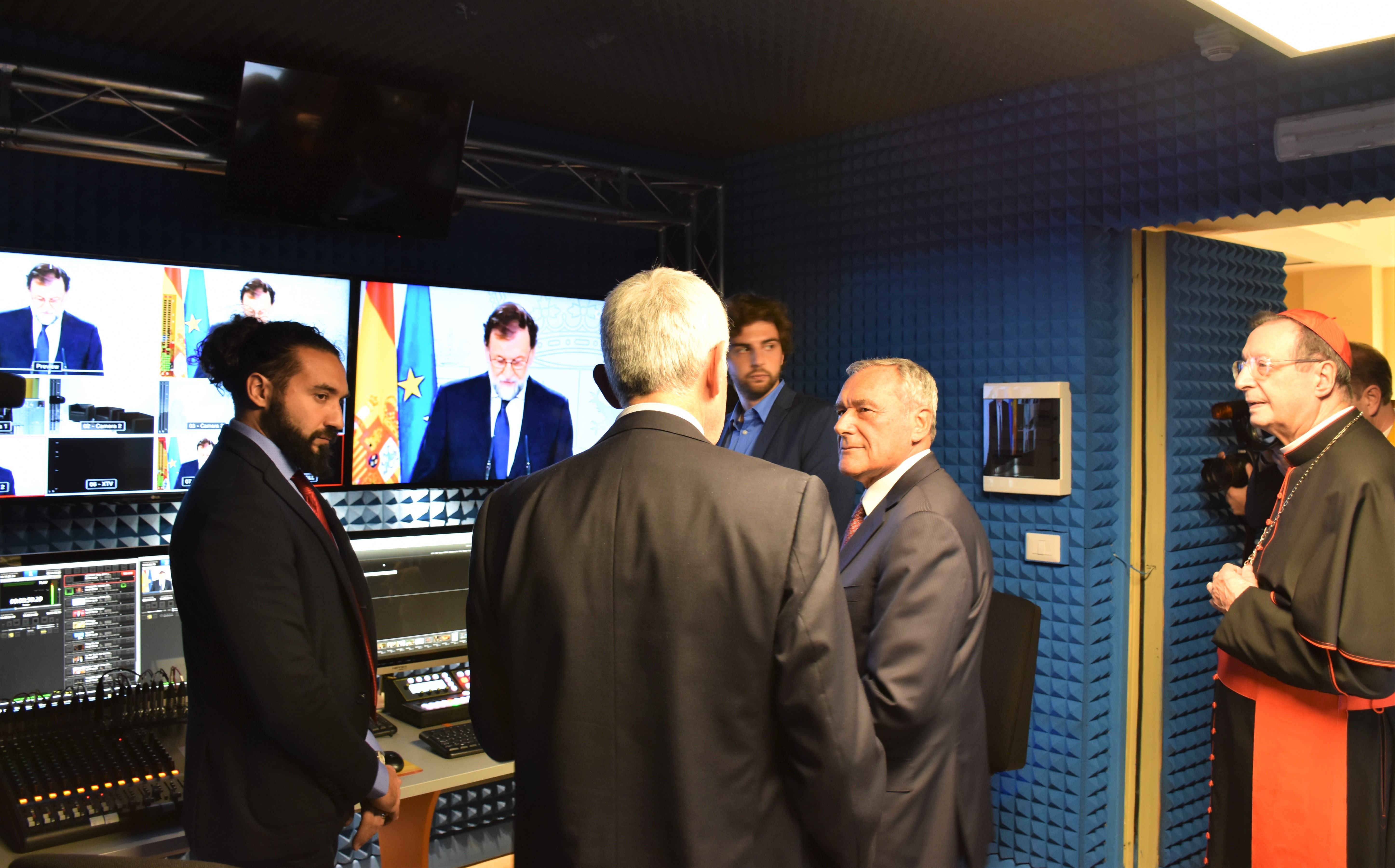 Il direttore delle testate Carlo Chianura spiega al presidente del Senato il funzionamento della nuova regia tv di Lumsanews