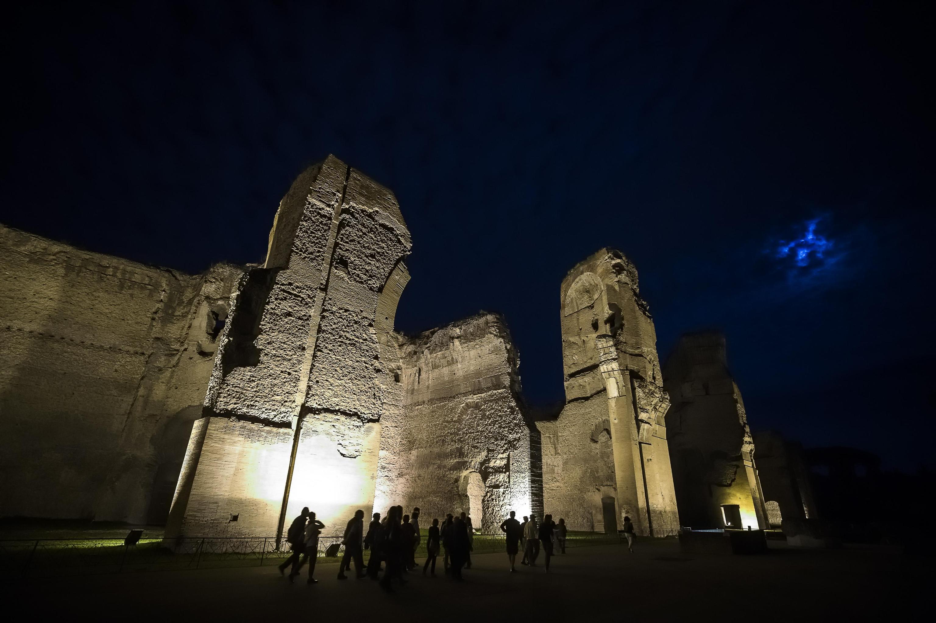 I visitatori passeggiano attraverso i ruderi di Caracalla