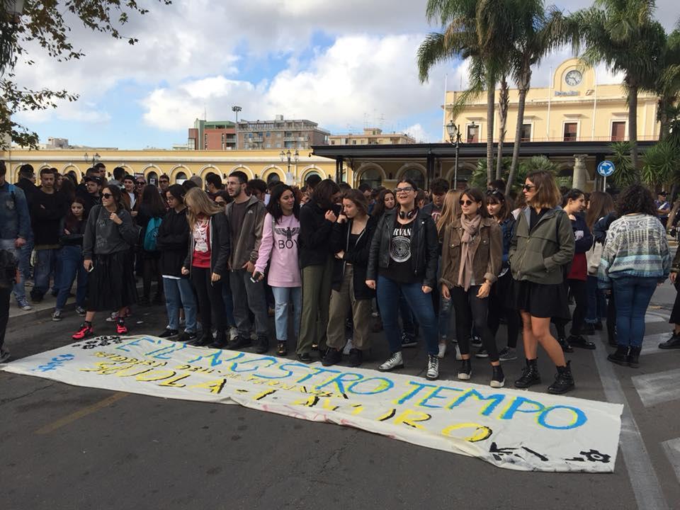 Corteo contro l'alternanza scuola-lavoro a Brindisi
