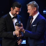 Gianluigi Buffon riceve il premio da Peter Schmeichel, storico portiere del Manchester Utd