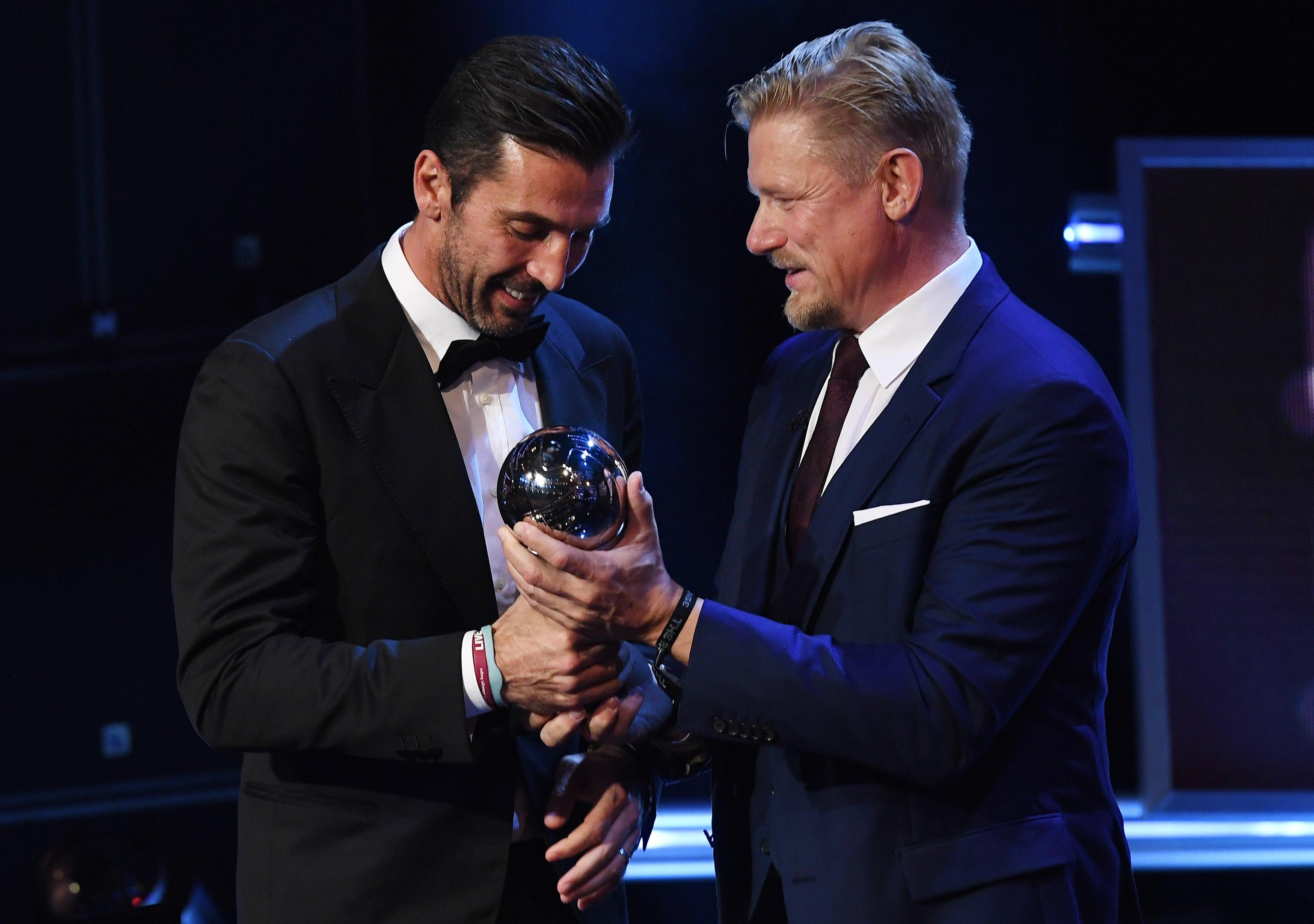 Gianluigi Buffon riceve il premio da Peter Schmeichel, storico portiere del Manchester Utd
