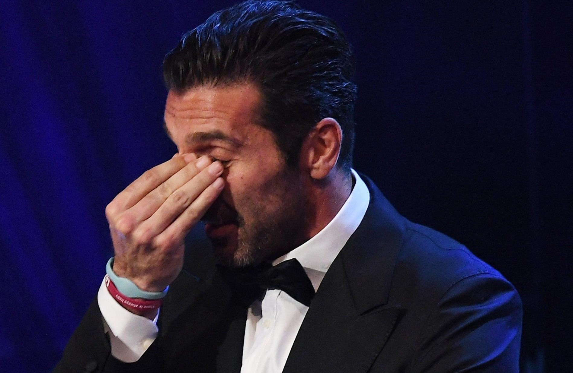 Buffon si emoziona durante la premiazione