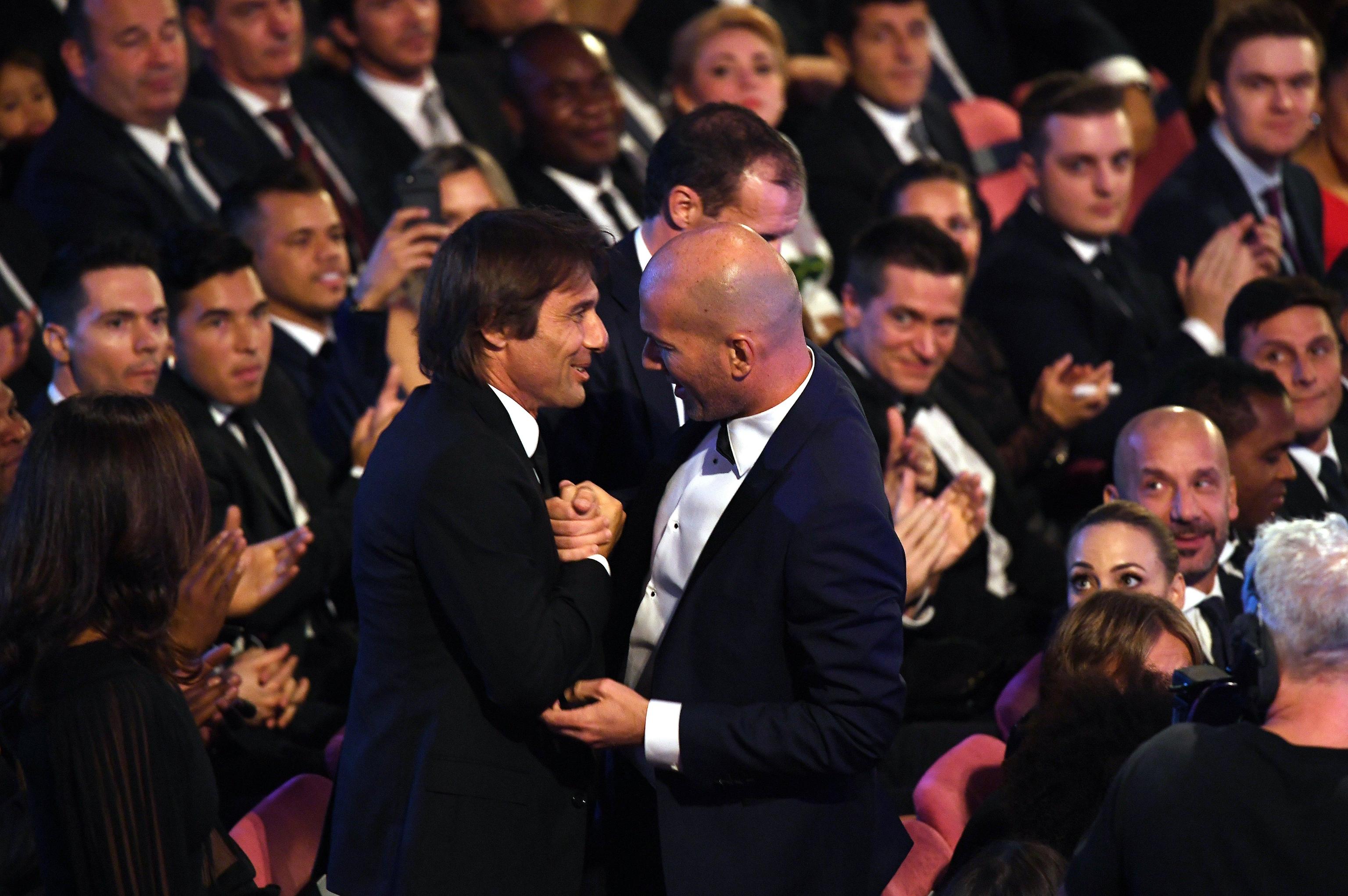 Stretta di mano tra Conte e Zidane. I due erano compagni di squadra ai tempi della Juventus