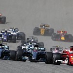 Sulla pista di Austin, Texas, volano i campioni della Formula Uno. In testa il pilota britannico Lewis Hamilton, sulla sua Mercedes.
