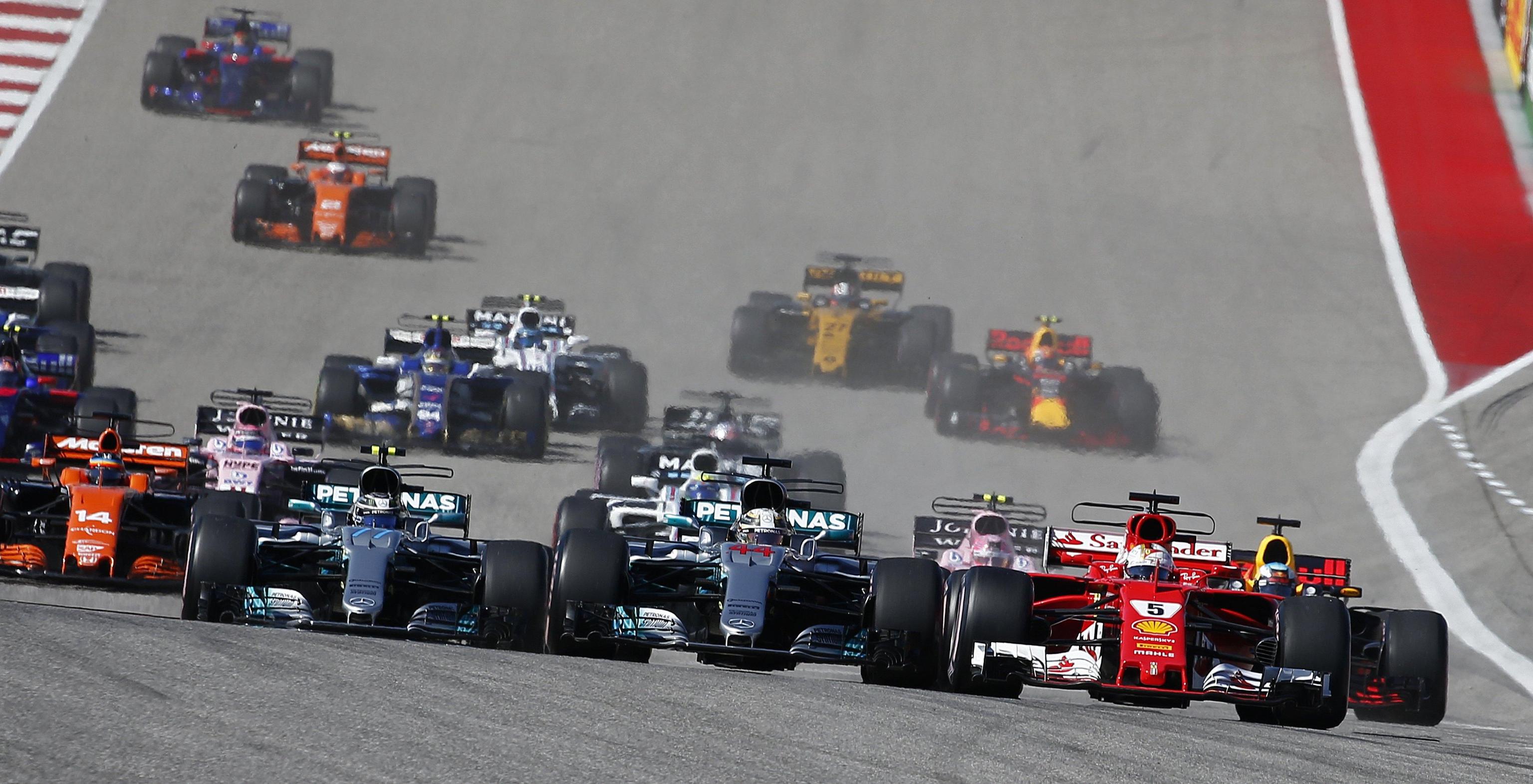 Sulla pista di Austin, Texas, volano i campioni della Formula Uno. In testa il pilota britannico Lewis Hamilton, sulla sua Mercedes.