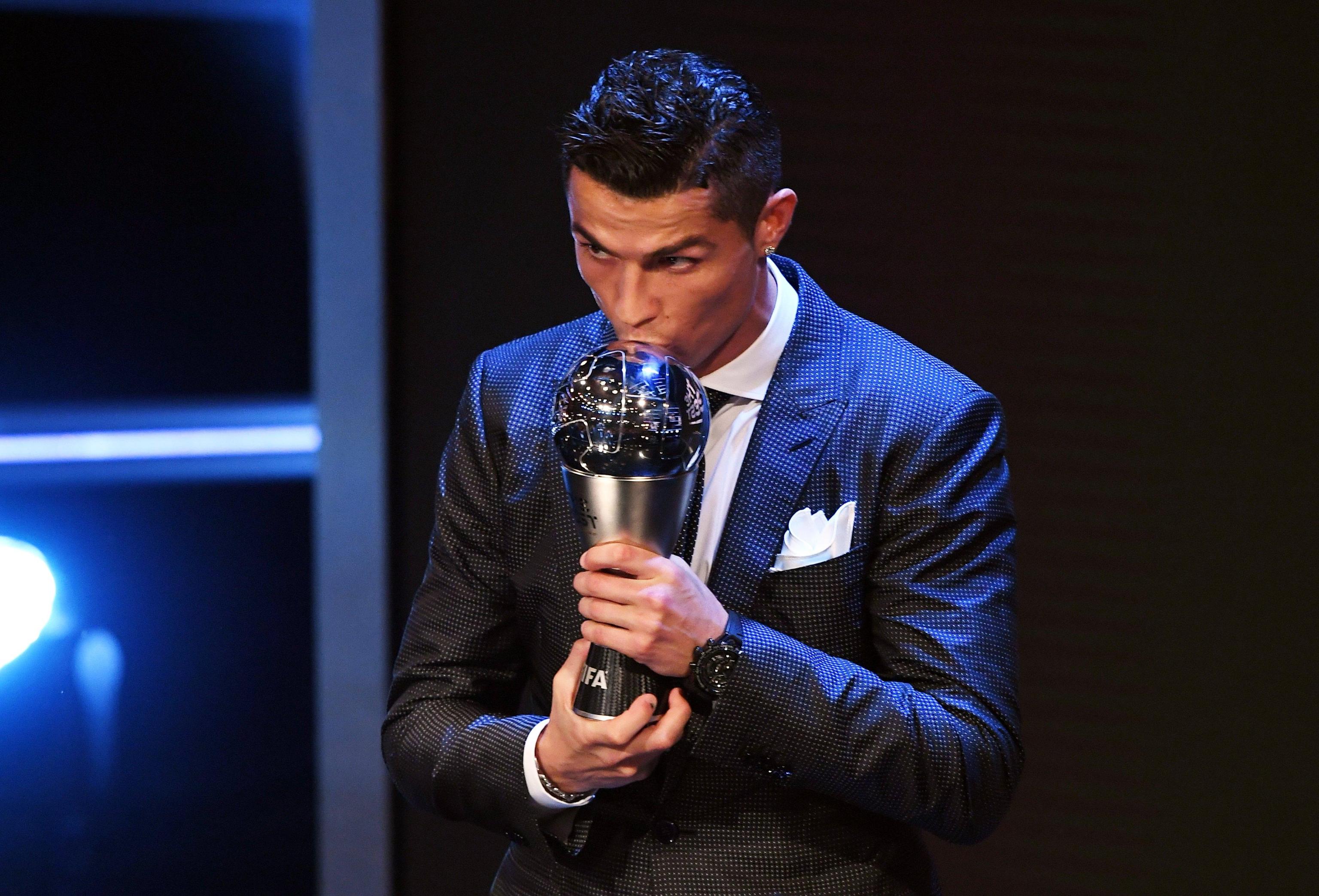 Cristiano Ronaldo riceve il premio come miglior giocatore dell'anno
