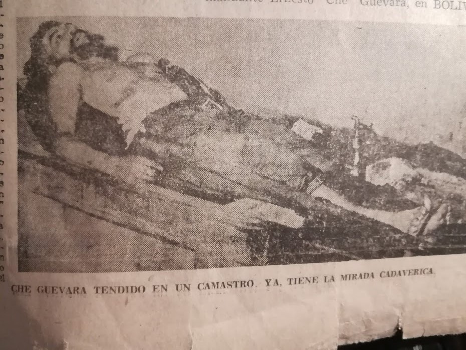 Che Guevara disteso nella lavanderia, morto. (Foto: Última Hora, 11/10/67).