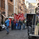 Una delle scene del film in cui viene riprodotta la protesta dei lavoratori contro Bettino Craxi