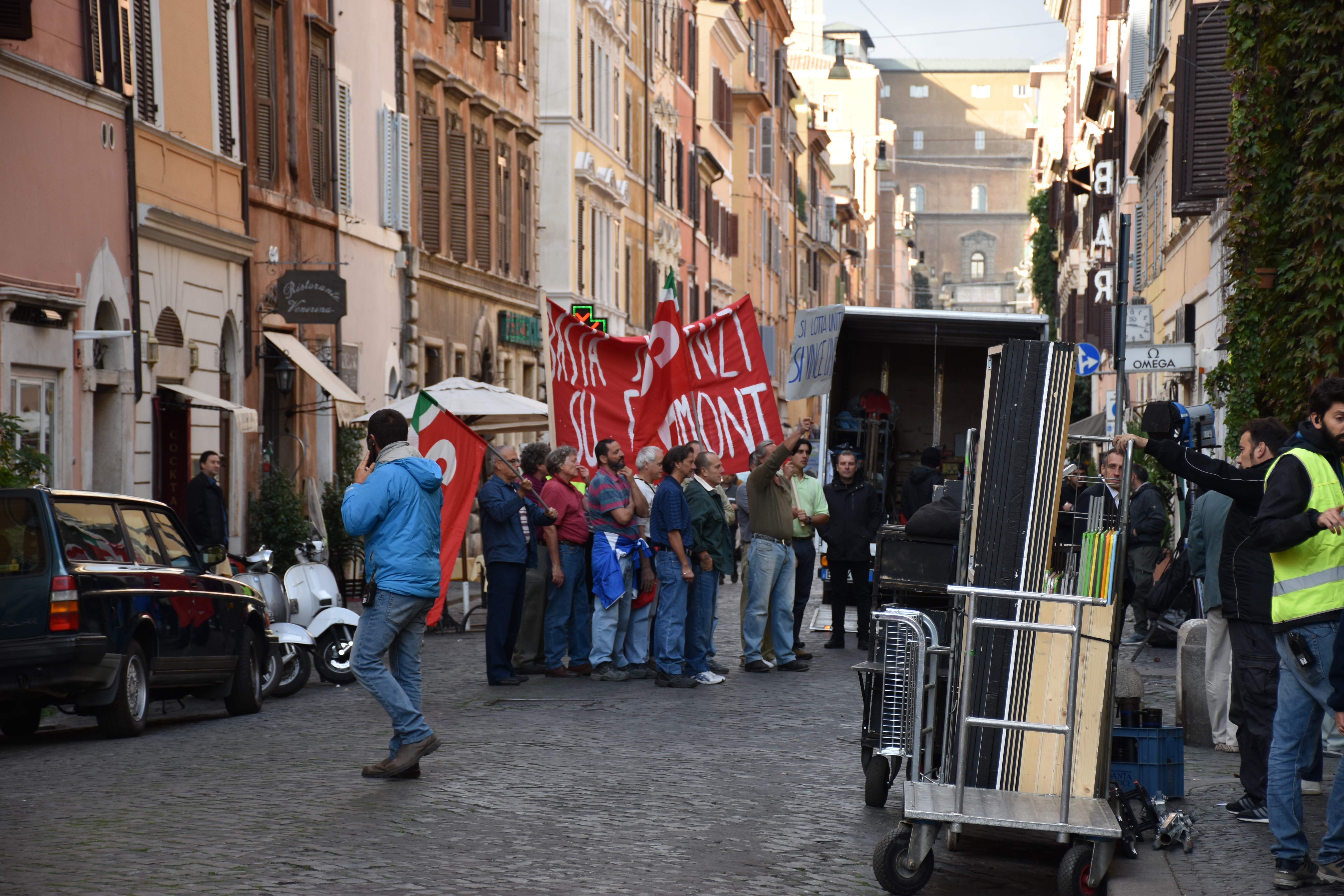 Una delle scene del film in cui viene riprodotta la protesta dei lavoratori contro Bettino Craxi