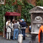 L'ingresso del finto Hotel Raphael riprodotto per l'occasione sfruttando un bar di Borgo Pio