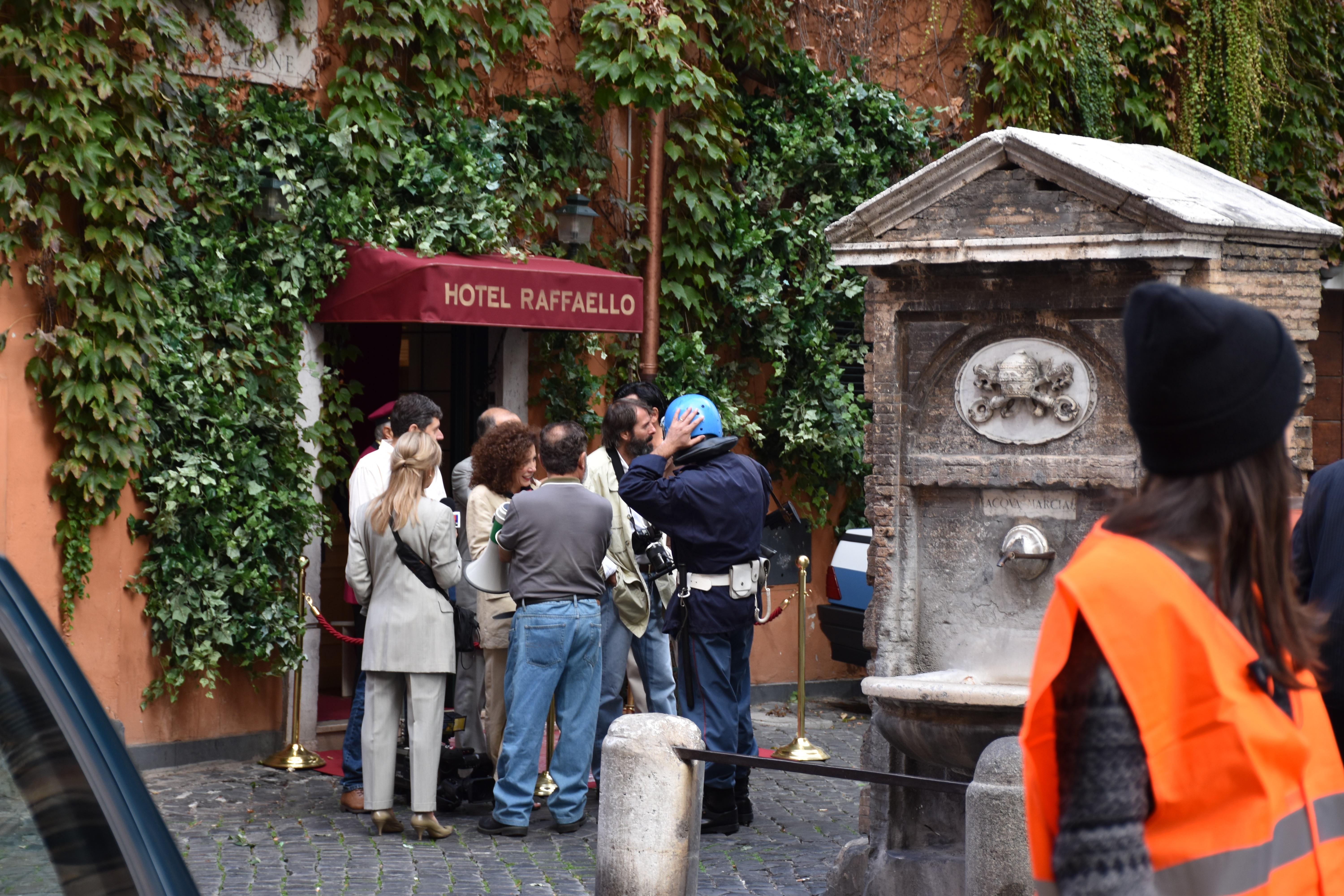 L'ingresso del finto Hotel Raphael riprodotto per l'occasione sfruttando un bar di Borgo Pio