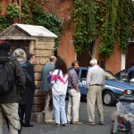 Alcuni attori davanti all'ingresso del finto Hotel Raphael