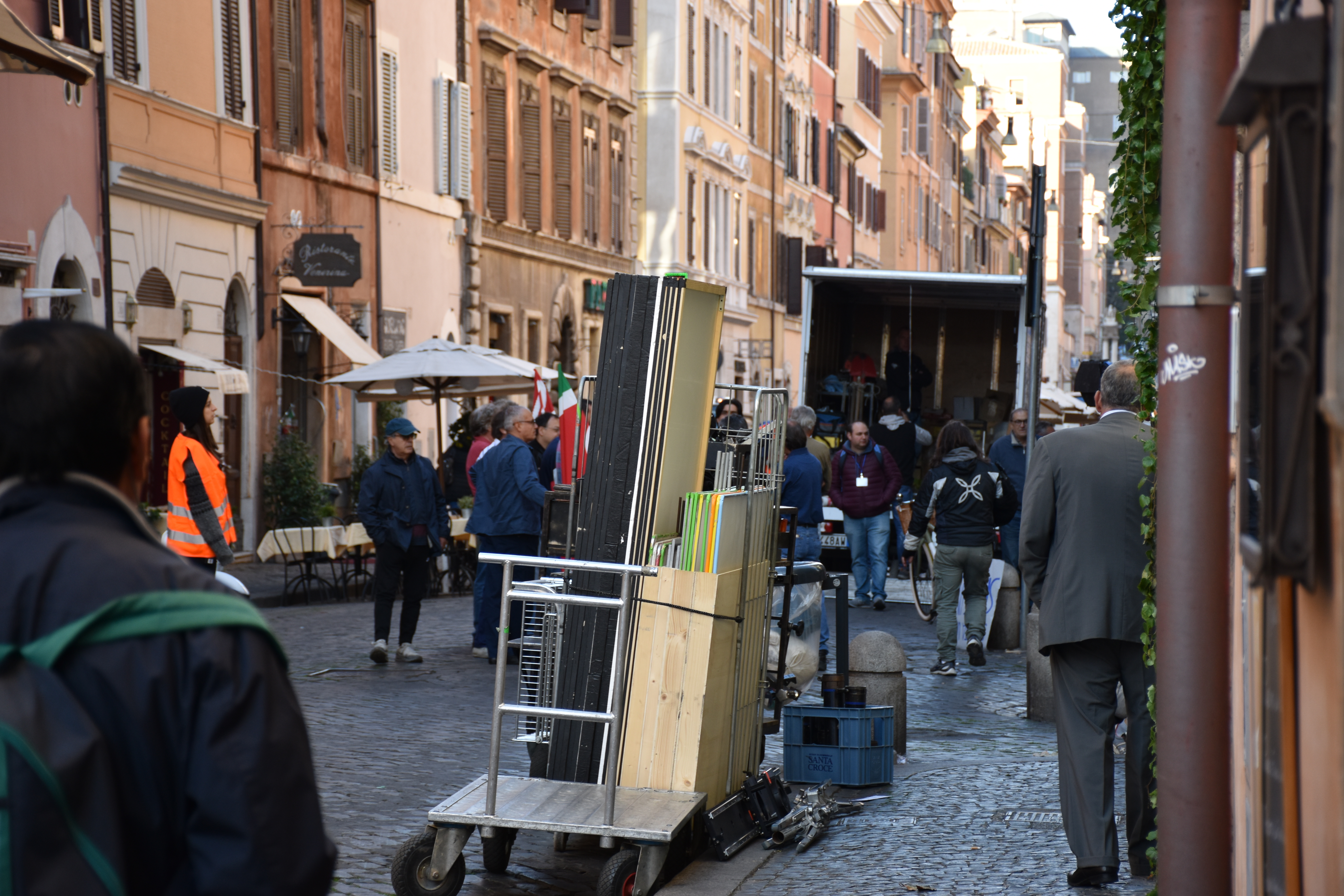 La zona pedonale di borgo occupata dai macchinari per la realizzazione del film