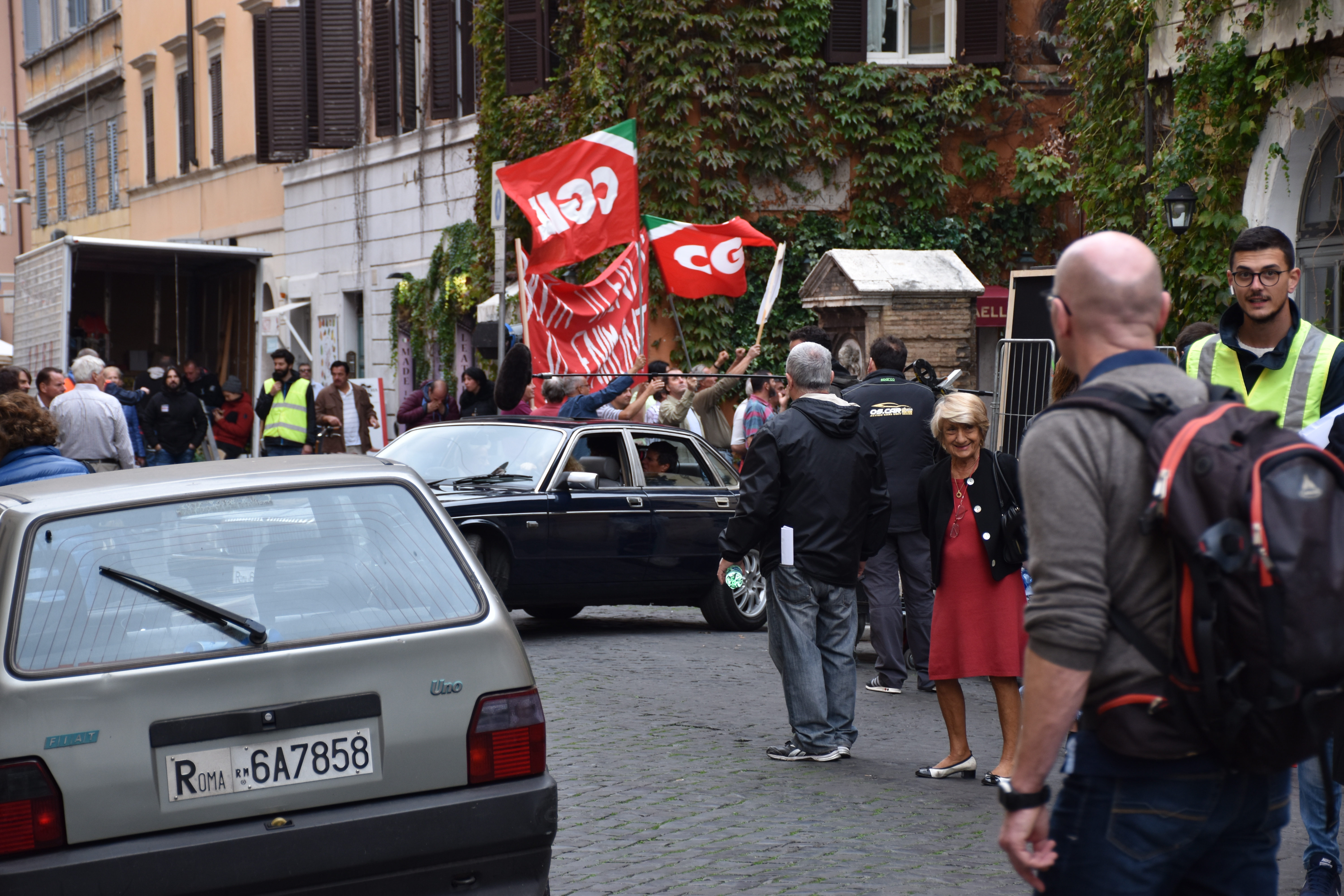 Craxi lascia l'Hotel Raphael a bordo di una Jaguar