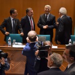 I partecipanti alla tavola rotonda si accingono a sedere e a iniziare il dibattito I partecipanti alla tavola rotonda si accingono a sedere e a iniziare il dibattito