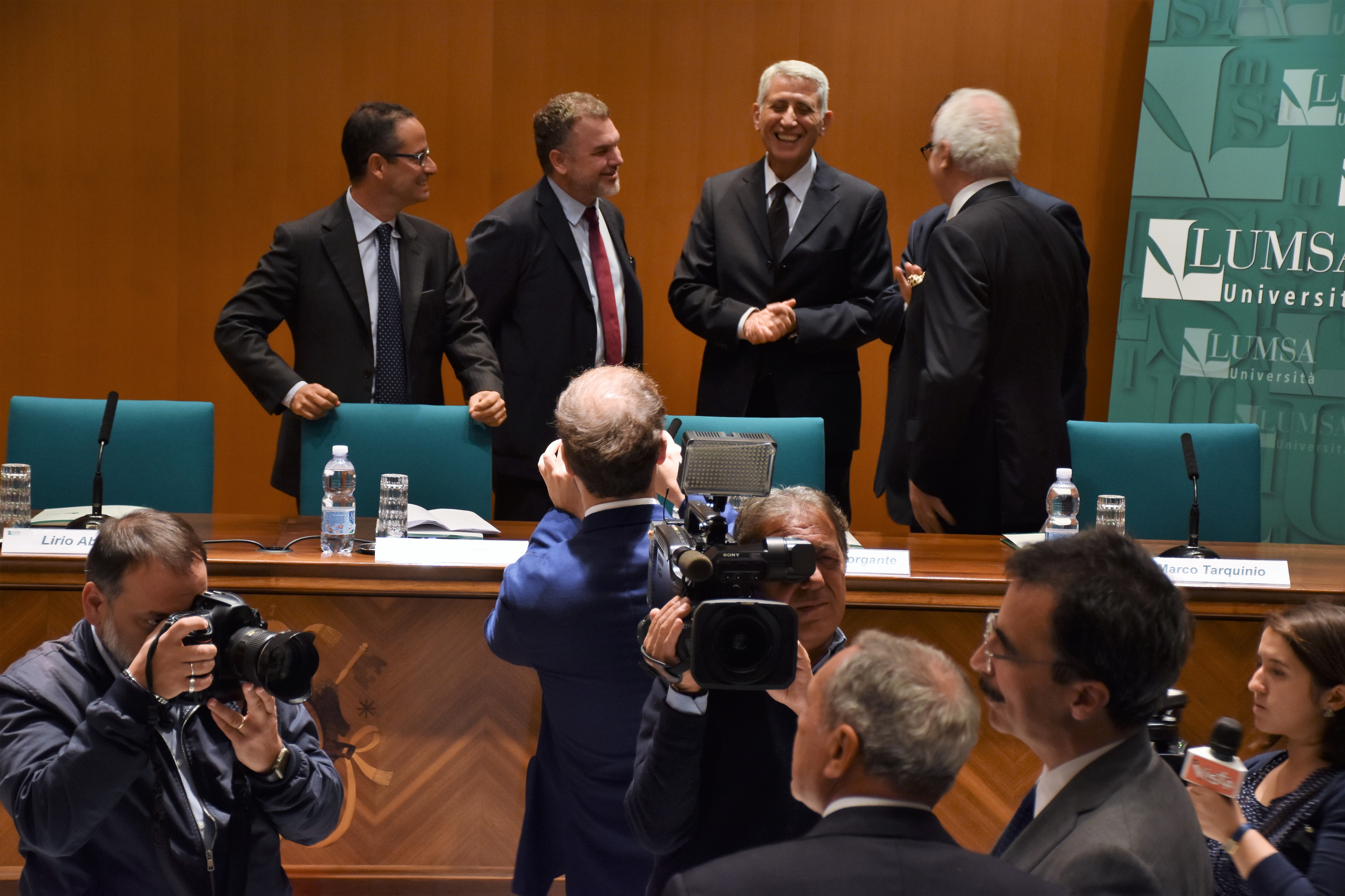 I partecipanti alla tavola rotonda si accingono a sedere e a iniziare il dibattito I partecipanti alla tavola rotonda si accingono a sedere e a iniziare il dibattito