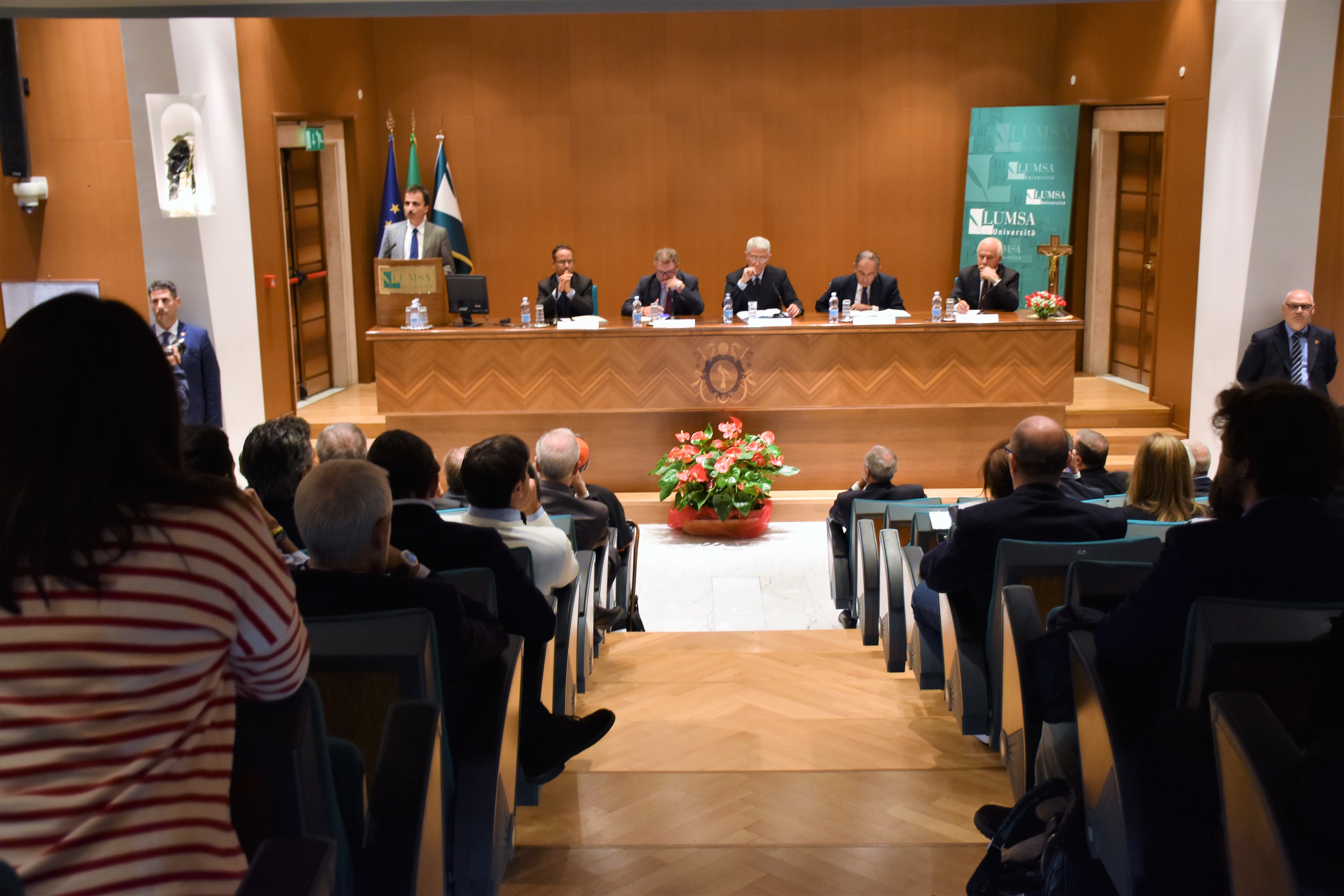 Il Rettore della Lumsa Francesco Bonini rivolge il saluto prima della tavola rotonda Il Rettore della Lumsa Francesco Bonini rivolge il saluto prima della tavola rotonda