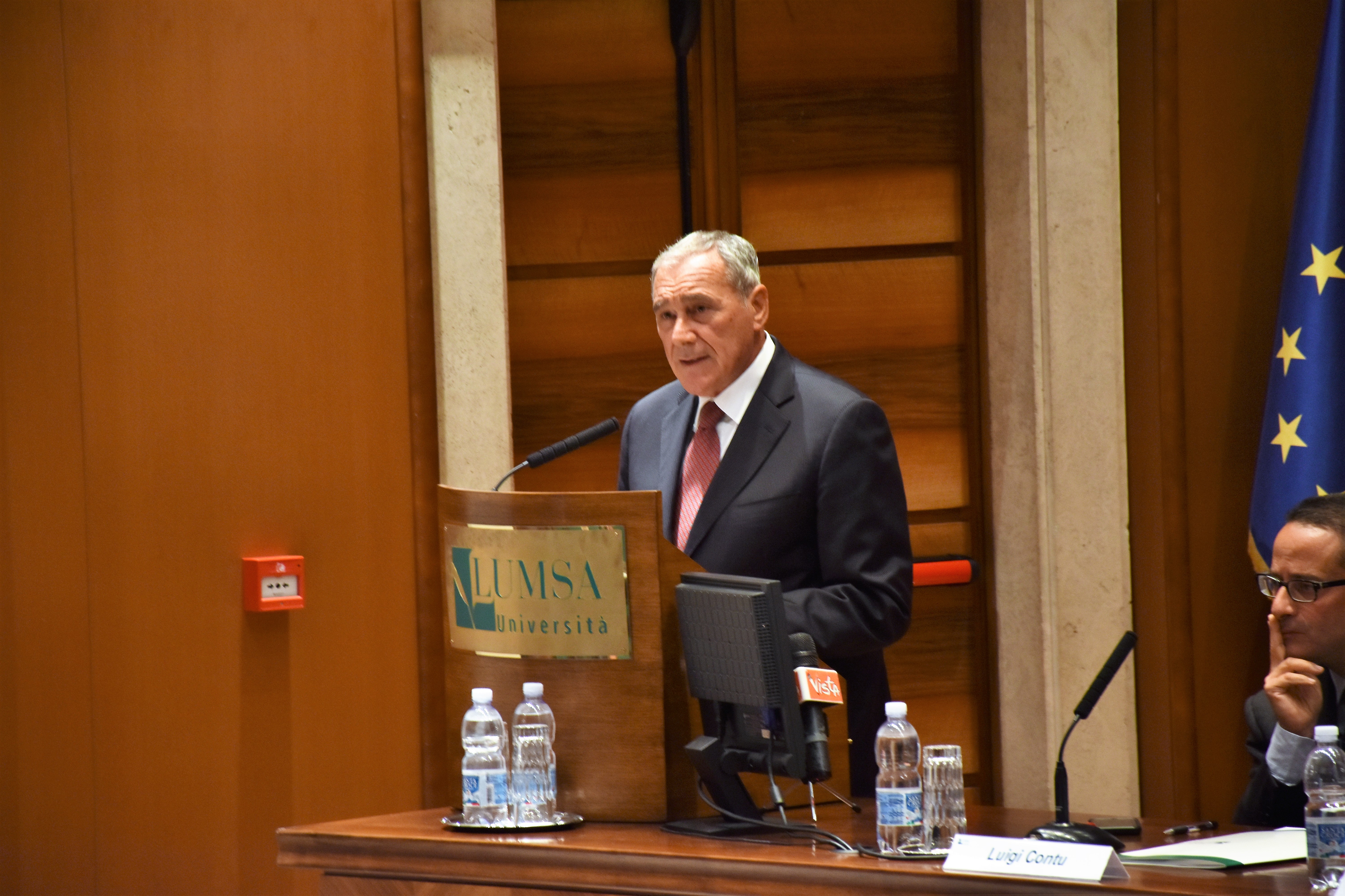 Pietro Grasso interviene davanti agli studenti del Master Pietro Grasso interviene davanti agli studenti del Master