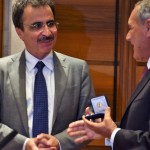 Il Magnifico Rettore Francesco Bonini consegna a Pietro Grasso il sigillo dell'Università Il Magnifico Rettore Francesco Bonini consegna a Pietro Grasso il sigillo dell'Università