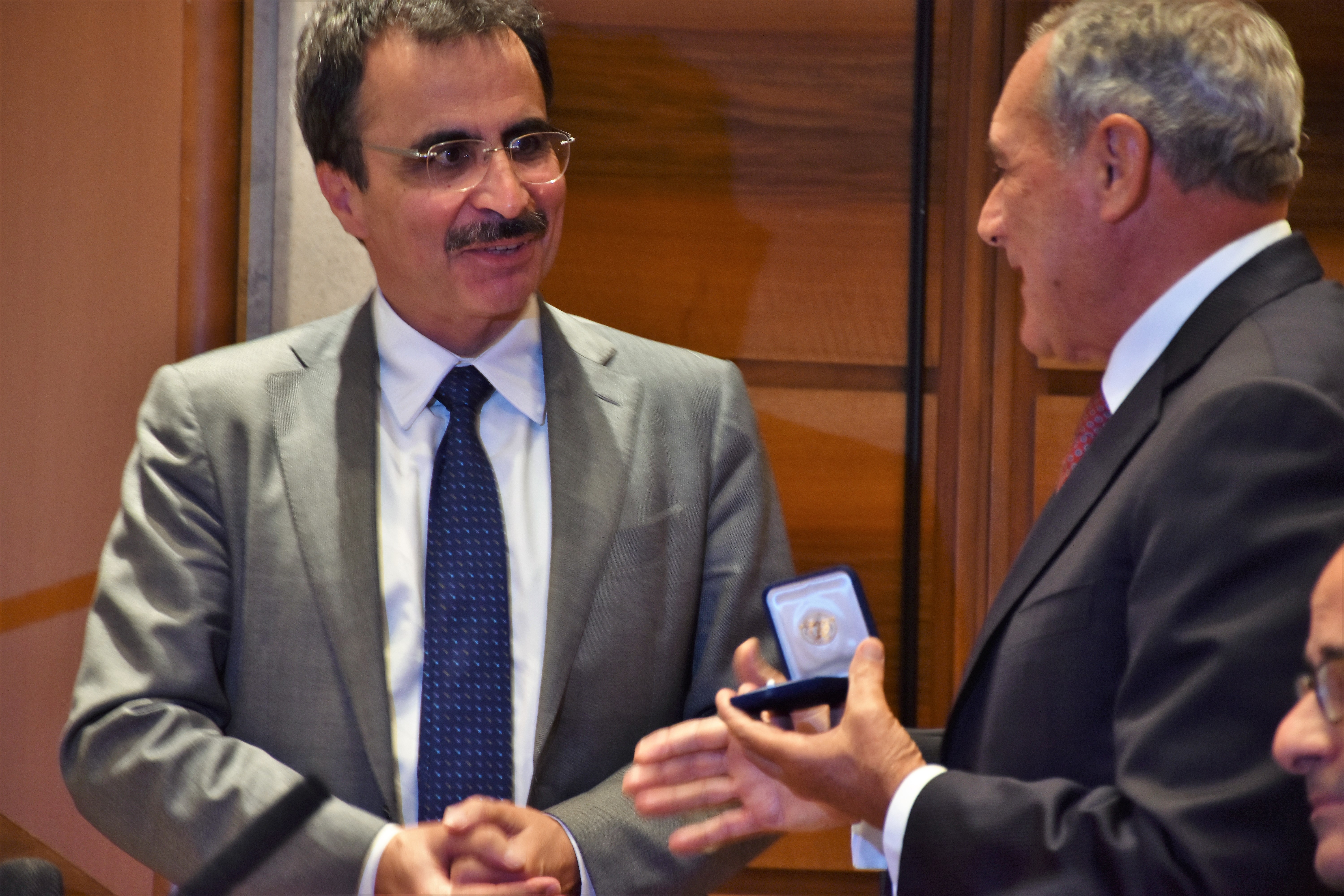 Il Magnifico Rettore Francesco Bonini consegna a Pietro Grasso il sigillo dell'Università Il Magnifico Rettore Francesco Bonini consegna a Pietro Grasso il sigillo dell'Università