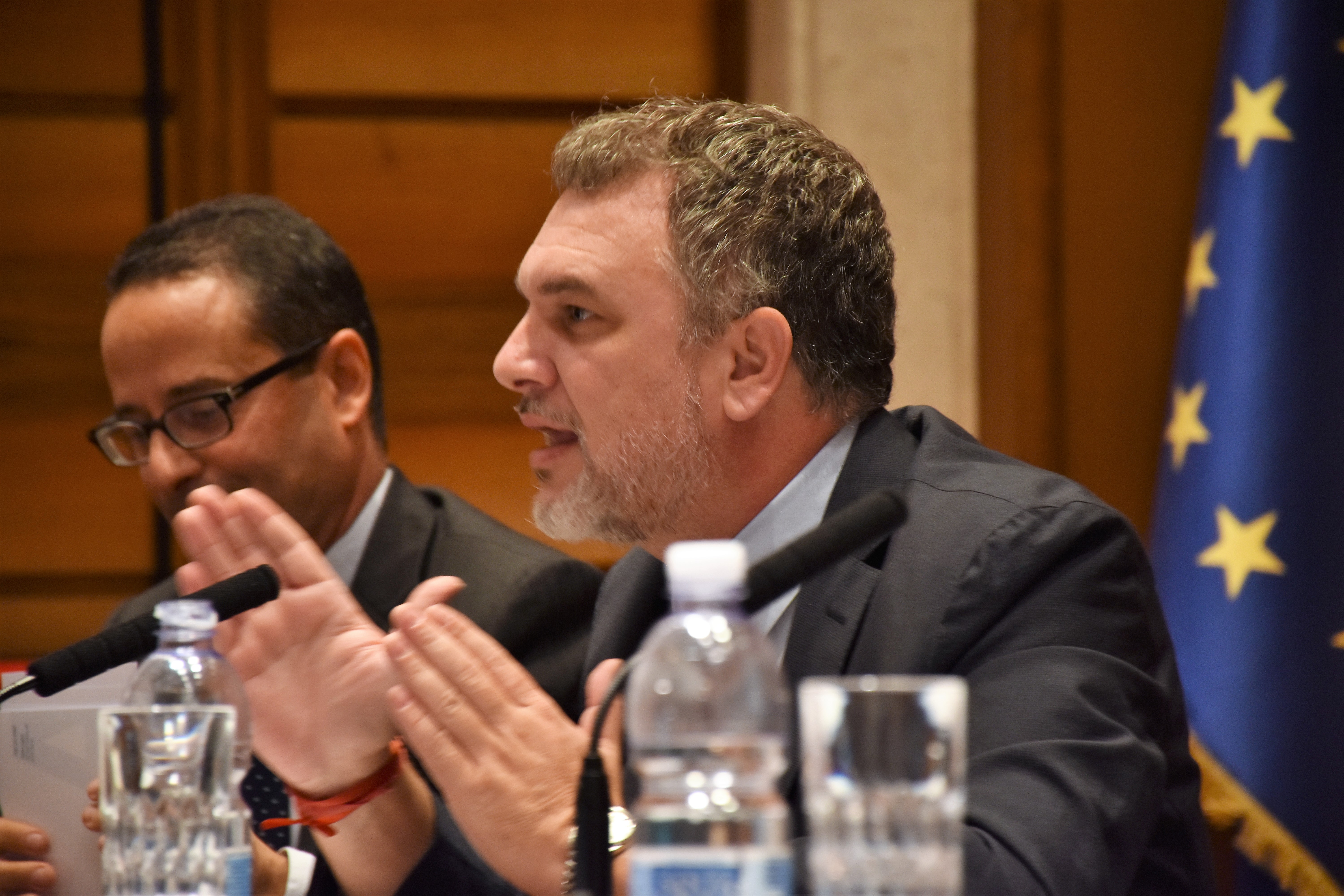 "Lavorare in un settimanale ha oggi un nuovo senso. È giusto dare di più ai lettori, impegnarsi", Lirio Abbate "Lavorare in un settimanale ha oggi un nuovo senso. È giusto dare di più ai lettori, impegnarsi", Lirio Abbate