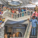 Il Sultano saluta la folla nel palazzo reale