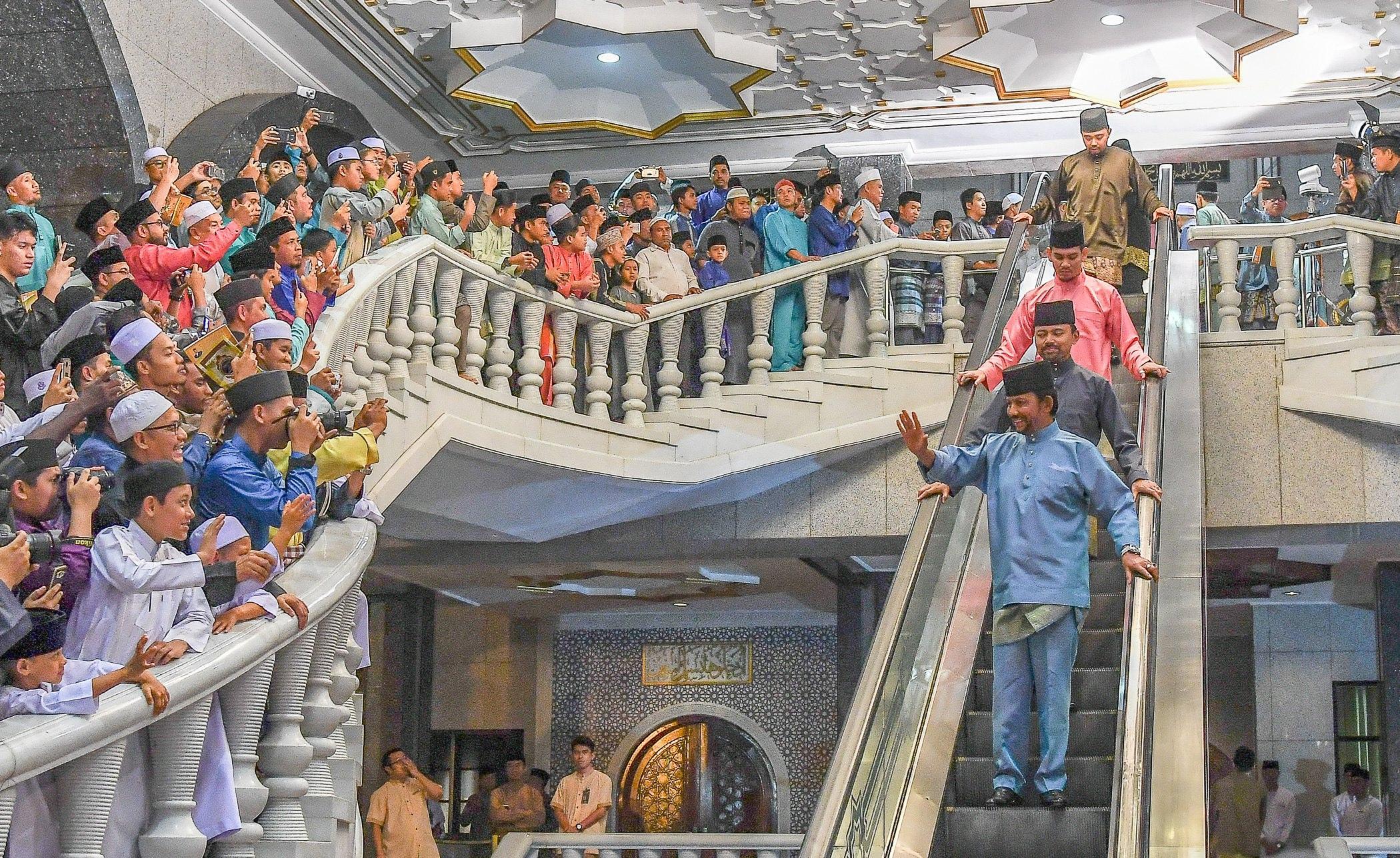 Il Sultano saluta la folla nel palazzo reale