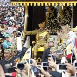 Il Sultano e la regina sfilano sopra un carro d'oro