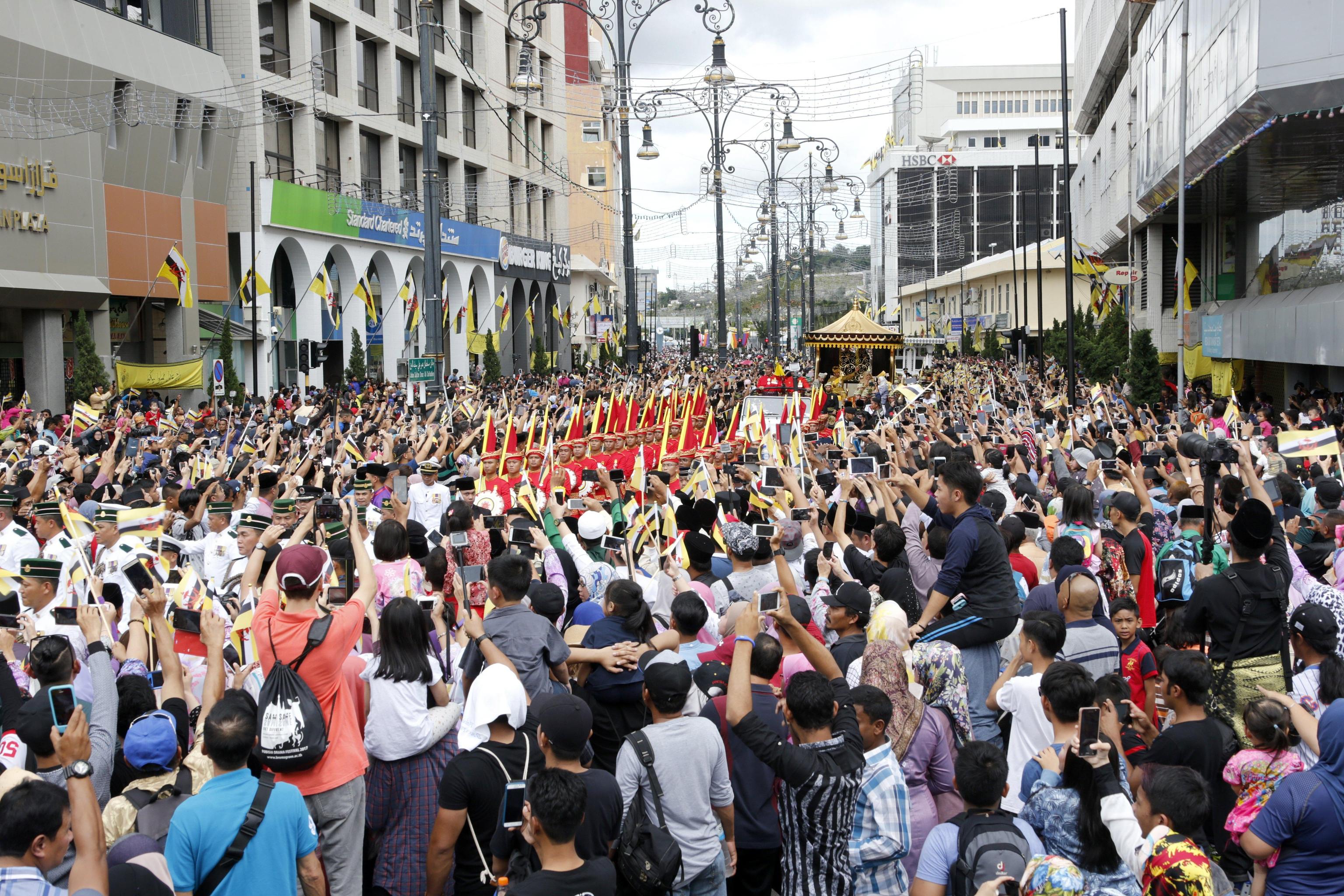 Migliaia di persone si sono riunite nella strada della Capitale