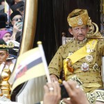Hassanal Bolkiah saluta durante le celebrazioni