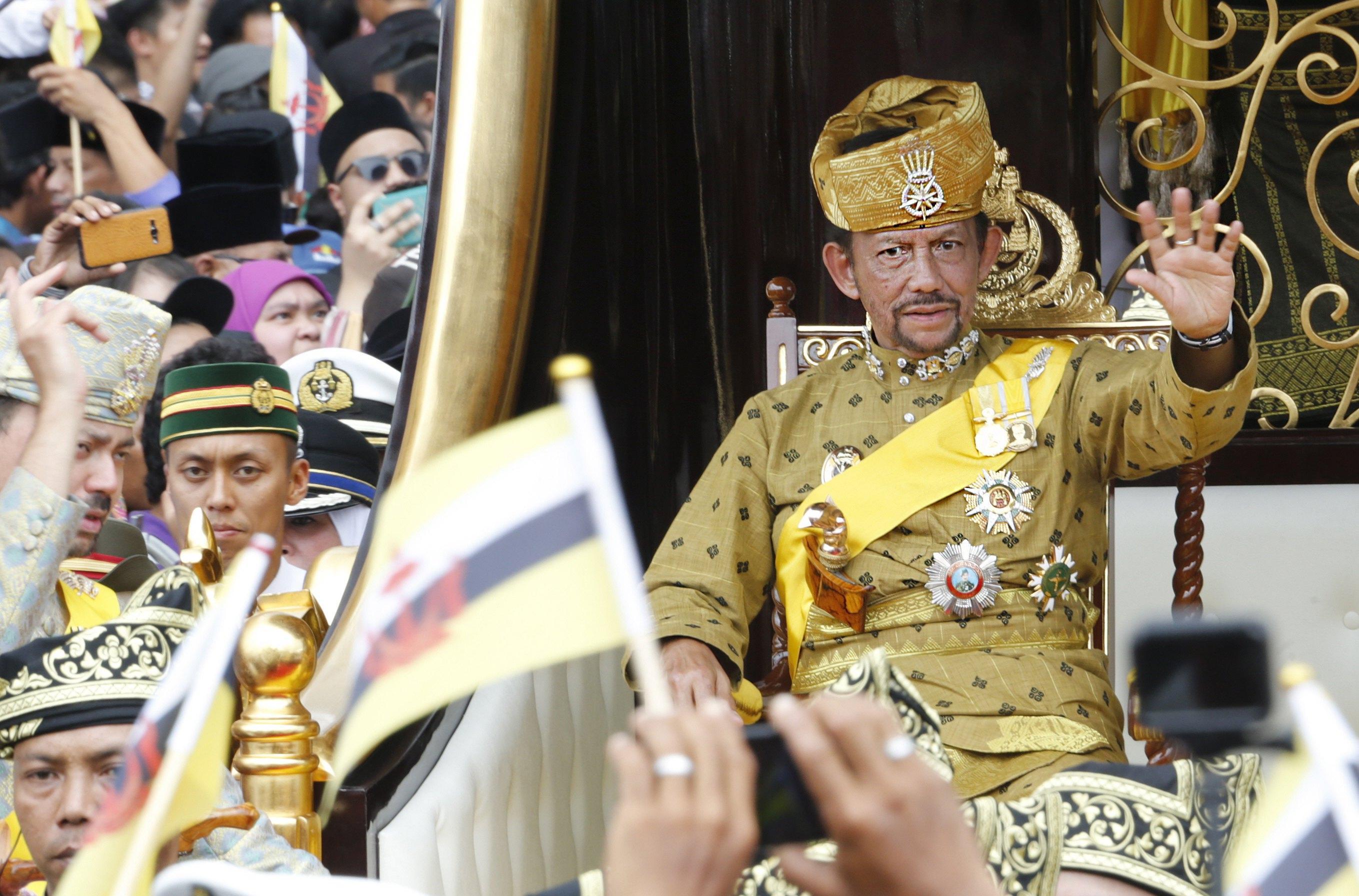 Hassanal Bolkiah saluta durante le celebrazioni