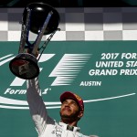 Lewis Hamilton, che porta la Mercedes al primo posto nella classifica del Gran Prix delle Americhe, alza il trofeo