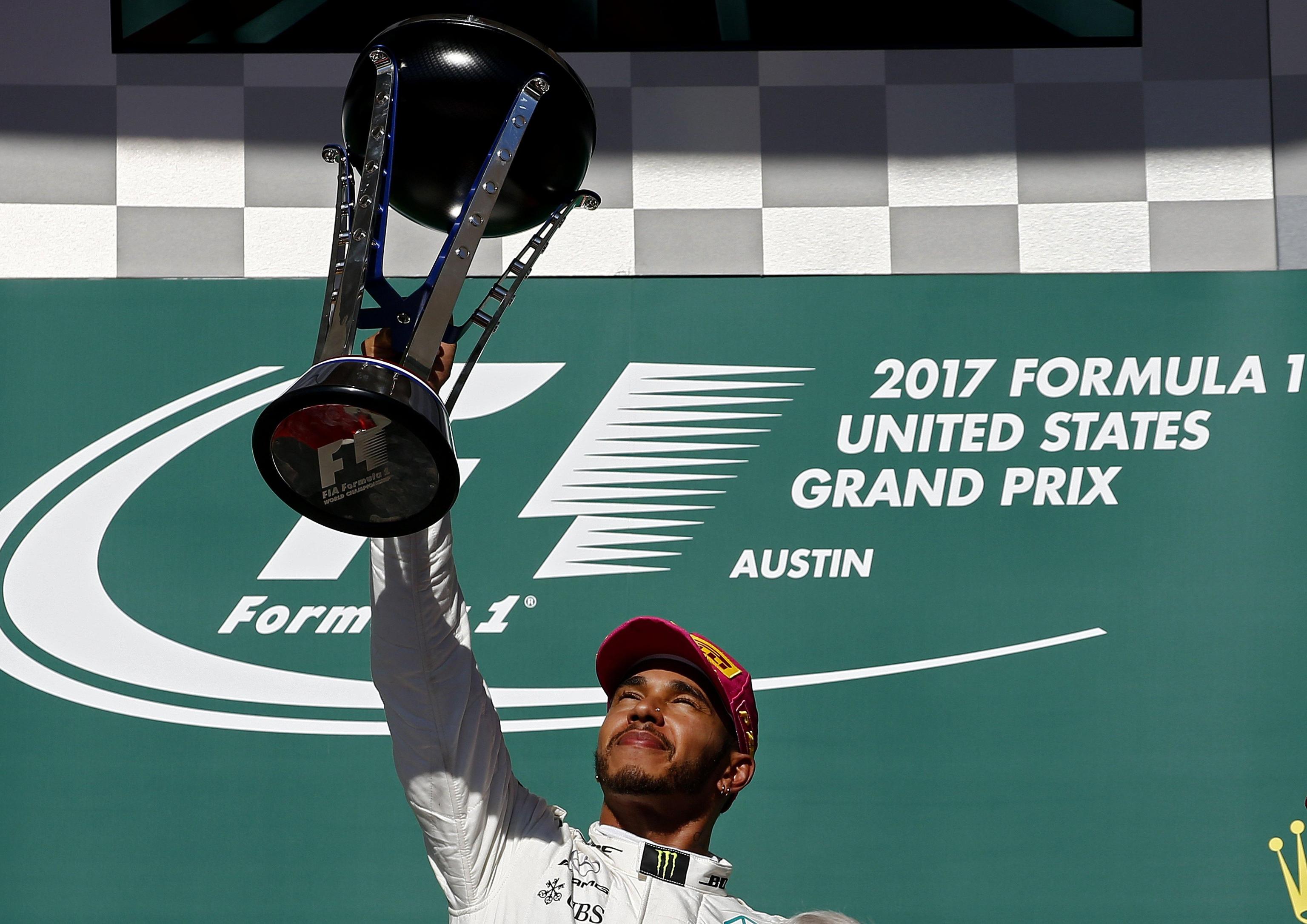 Lewis Hamilton, che porta la Mercedes al primo posto nella classifica del Gran Prix delle Americhe, alza il trofeo