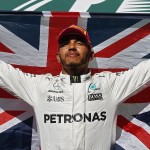 Lewis Hamilton trionfa e celebra la vittoria alzando la bandiera britannica