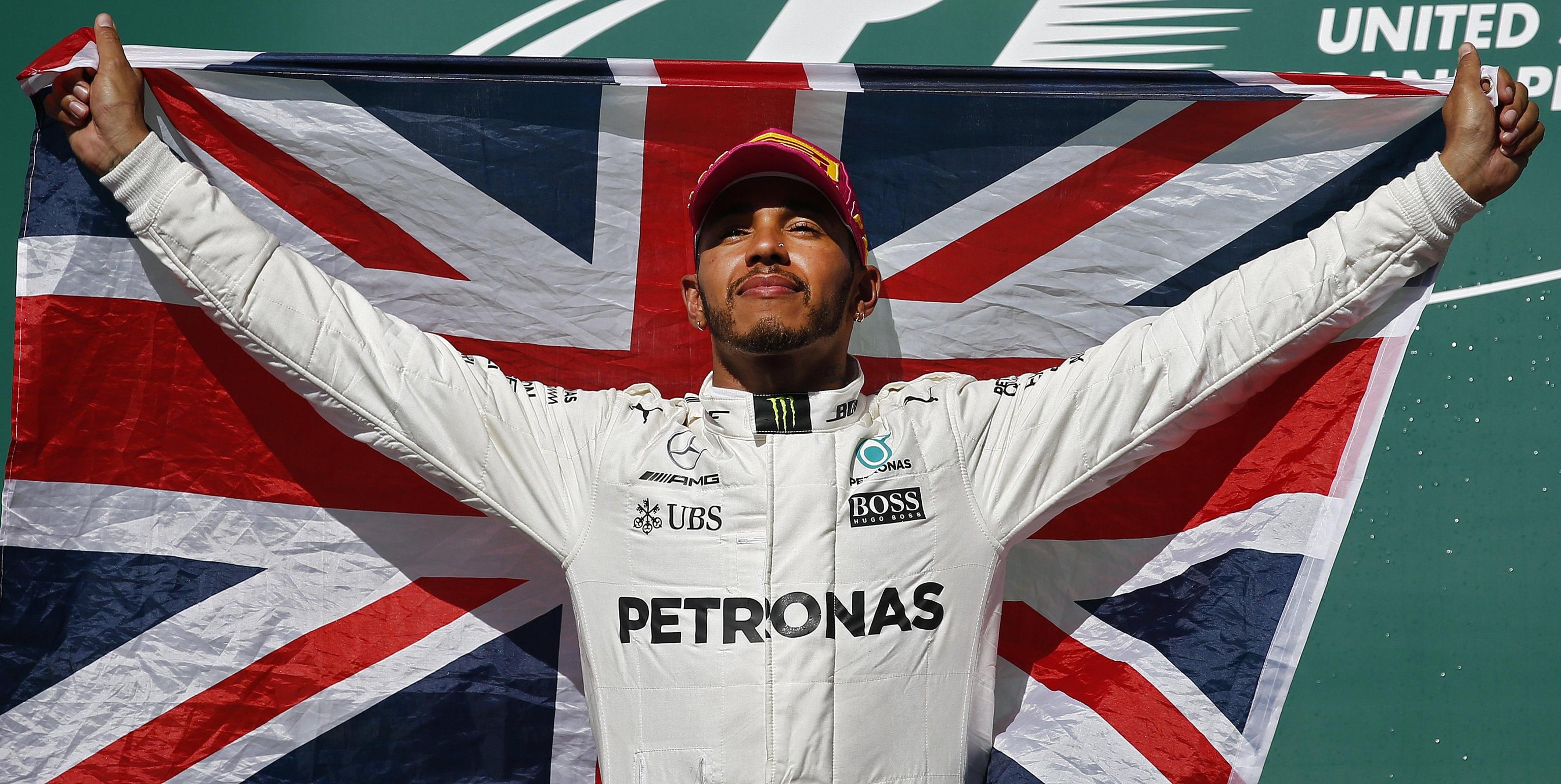 Lewis Hamilton trionfa e celebra la vittoria alzando la bandiera britannica