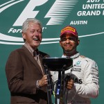 L'ex presidente degli Stati Uniti Bill Clinton consegna la coppa al vincitore del Gran Prix delle Americhe, il pilota Mercedes Lewis Hamilton