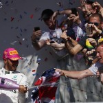 Il vincitore Lewis Hamilton - Mercedes - festeggia insieme ai fan