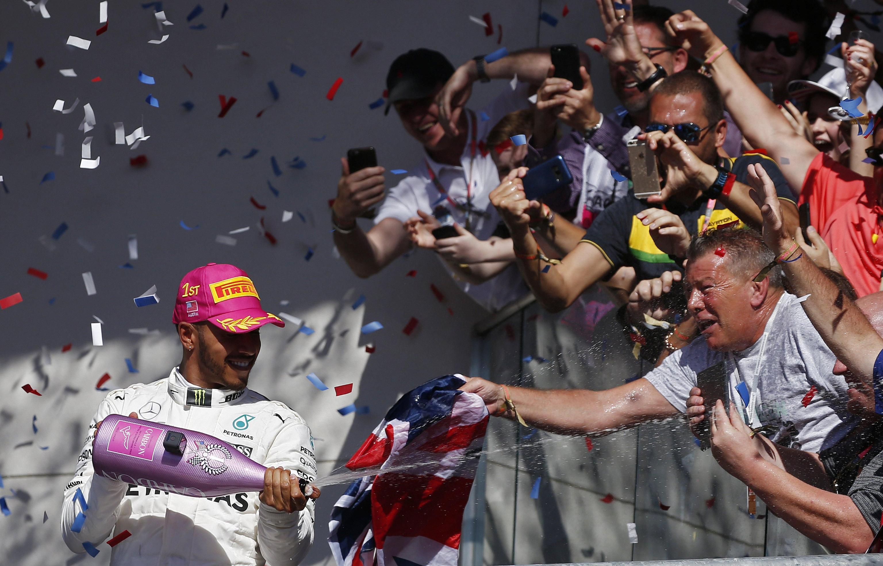 Il vincitore Lewis Hamilton - Mercedes - festeggia insieme ai fan
