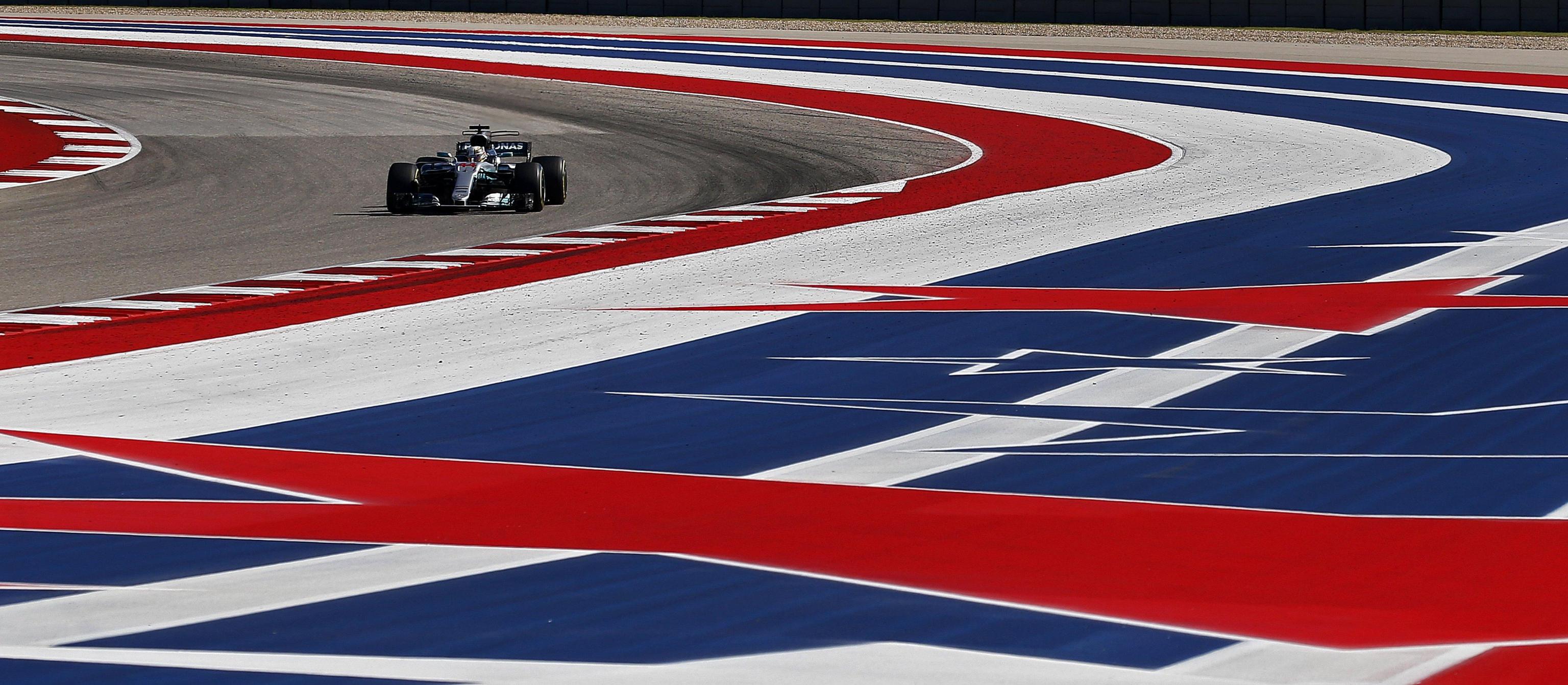 Il pilota della Mercedes Lewis Hamilton affronta una delle curve del Gran Prix delle Americhe, sulla pista di Austin